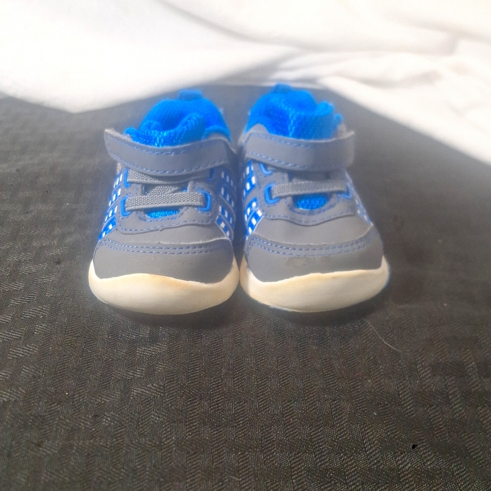 Toddlers boys size 3 Sneakers